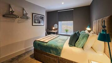 2 bedrooms, desk, iron/ironing board, travel crib