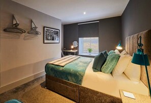 2 chambres, bureau, fer et planche à repasser, lit de bébé portatif