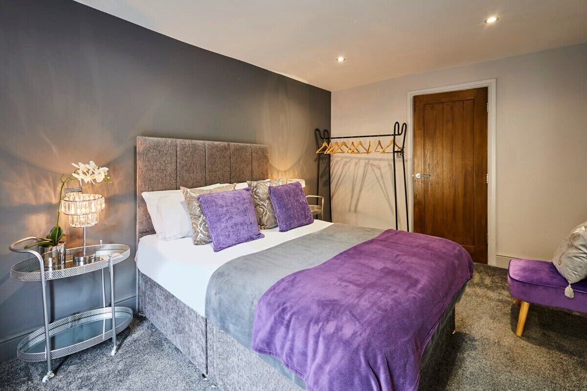 2 bedrooms, desk, iron/ironing board, travel cot