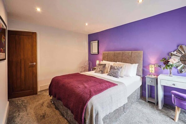 2 bedrooms, desk, iron/ironing board, travel cot