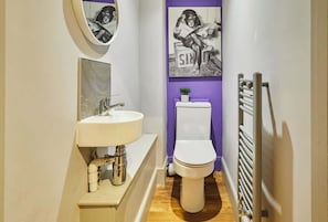 Badewanne, Haartrockner, Handtücher, Seife