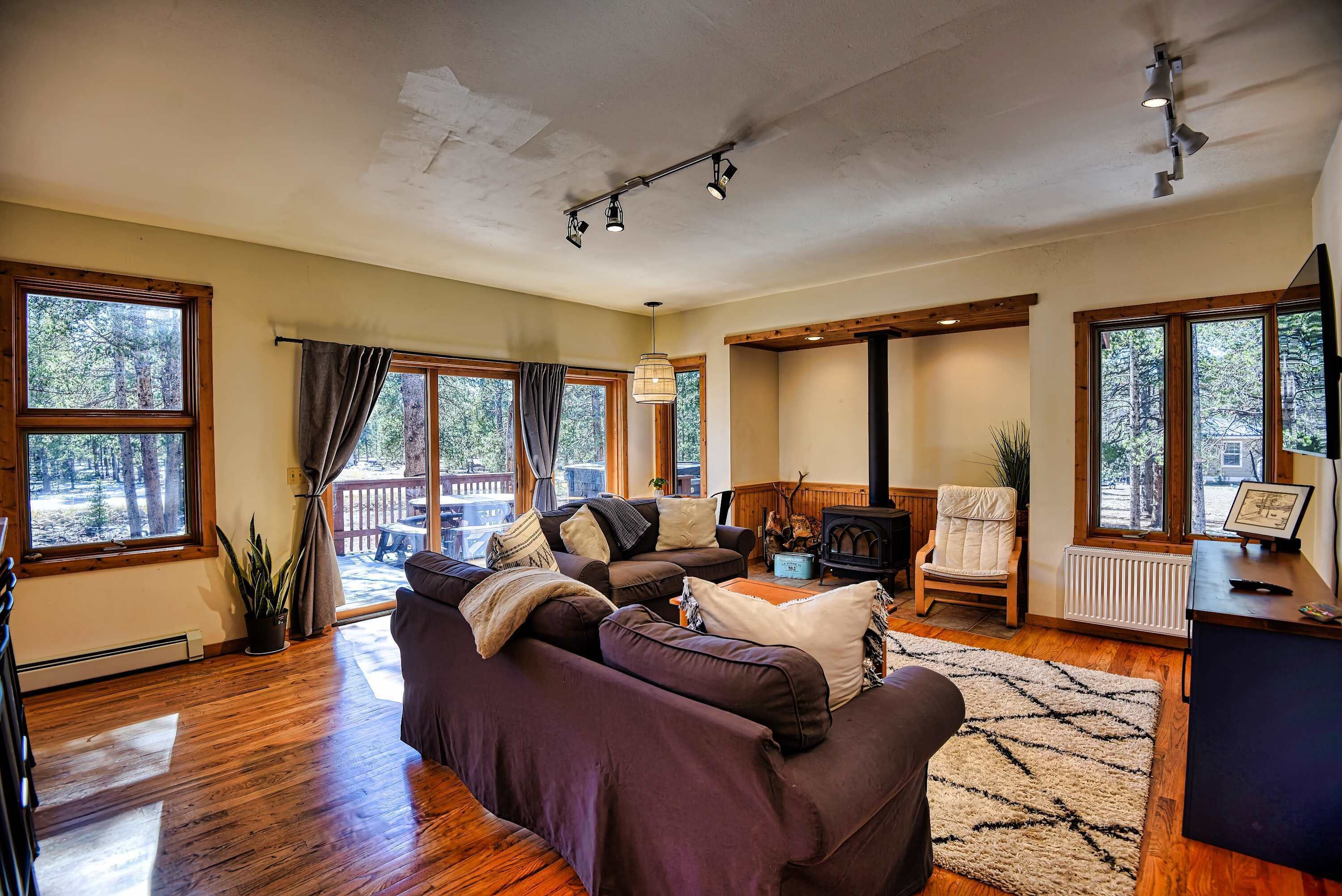 Fernseher, Kamin, DVD-Player, Bücher