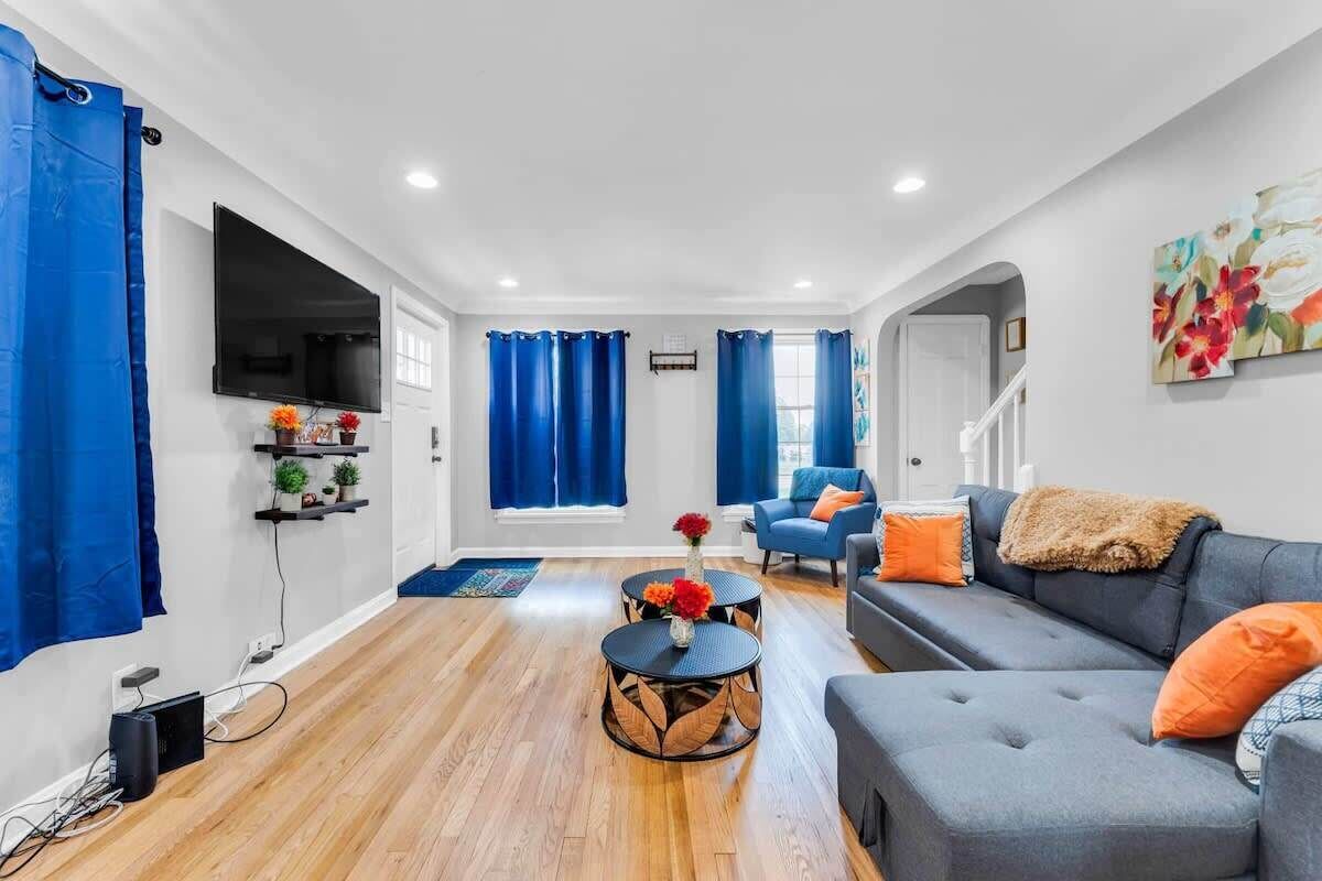 Renovated Brooklyn Townhome, 9 Miles from Downtown