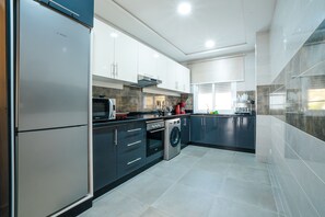 Geladeira, micro-ondas, fogão, cooktop