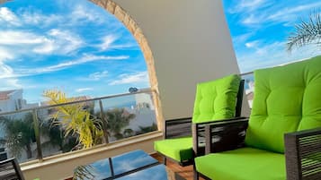 Leilighet – deluxe, 2 soverom, sjøutsikt | Terrasse/patio