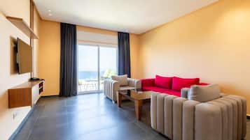 Suite supérieure, 2 chambres, vue sur la mer | Aire de séjour | Téléviseur à écran plat de 43 po avec télévision par satellite