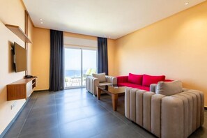 Suite superior, 2 habitaciones, vistas al mar | Zona de estar | Televisión de pantalla plana de 43 pulgadas con canales por satélite