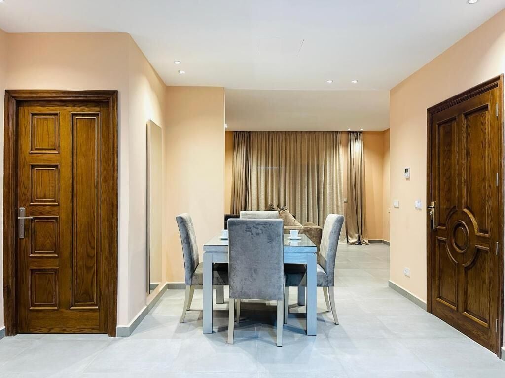 Appartement Confort, 2 chambres, vue jardin | Coin séjour | Télévision à écran plat de 43 pouces avec chaînes par satellite