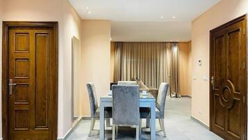 Appartement Confort, 2 chambres, vue jardin | Coin séjour | Télévision à écran plat de 43 pouces avec chaßnes par satellite