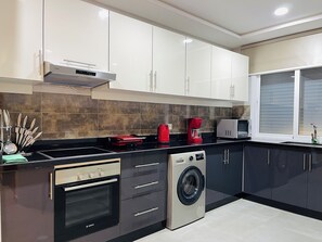 Deluxe Apartment, 2 Bedrooms, Sea View | Private kitchen | Fridge, microwave, oven, stovetop - DAR MRAHA APPART HOTEL (Al Bahraoyine)