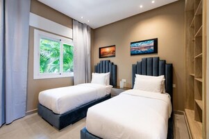 Escritorio y espacio para trabajar con laptop 