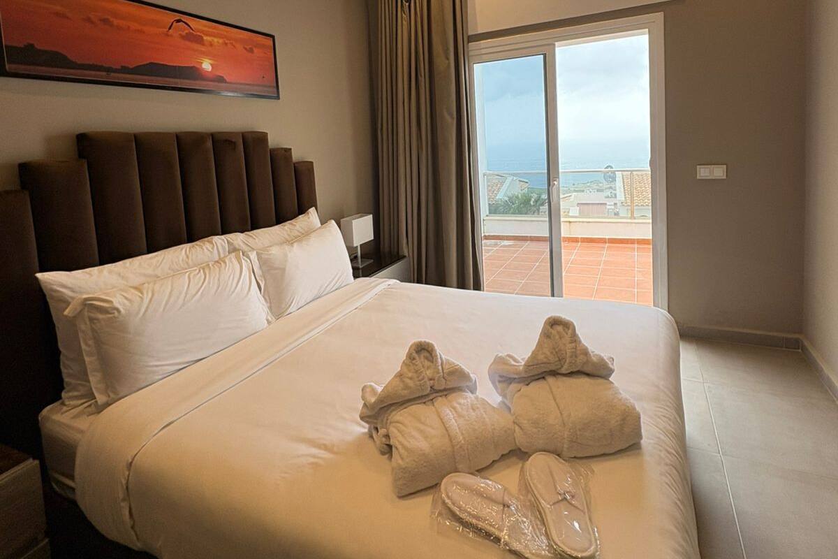 مساحة عمل للكمبيوتر المحمول وتجهيزات عازلة للصوت وأسرّة أطفال/رضّع