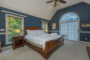 4 室のベッドルーム、デスク、アイロン / アイロン台、旅行用ベビーベッド