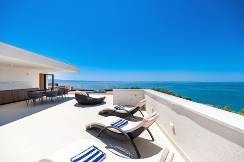 Luxuriöse Villa Meliora mit 5 Schlafzimmern, beheiztem Pool, Fitnessraum, Billardtisch, Sauna, Whirlpool und Meerblick