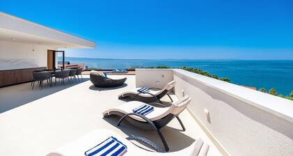 Luxuriöse Villa Meliora mit 5 Schlafzimmern, beheiztem Pool, Fitnessraum, Billardtisch, Sauna, Whirlpool und Meerblick