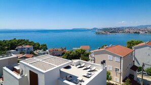 Un área residencial costera con edificios que dan a un mar azul y despejado.