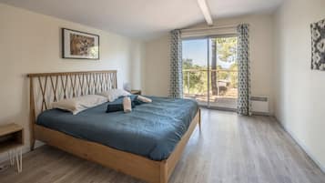 4 bedrooms, iron/ironing board, free WiFi, bed sheets