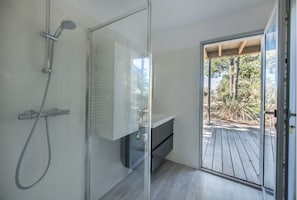Secadora de cabello, bidet, toallas, jabón