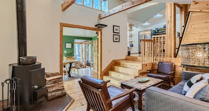 High Altitude Haven 3 Bedroom Home by RedAwning