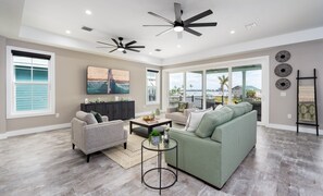 House, 5 Bedrooms | Living area