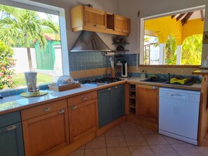 ثلاجة، ميكروويف، فرن، موقد طهي مسطح