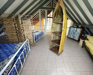 3 عدّة غرف نوم ومكواة/لوح كي وواي فاي وملاءات أسرّة