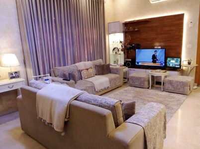 Entire Double Story Family Villa w/ Private Garden & Parking Ezy Access Airport