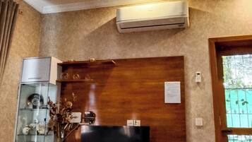 Smart-tv, tv-spel, dvd-spelare och böcker