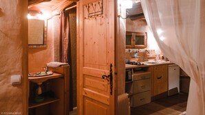 Une cuisine rustique avec des meubles en bois, un évier et une cuisinière.