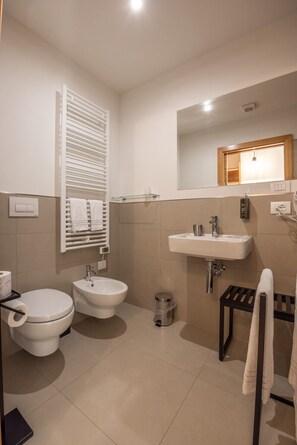 Shower, hair dryer, towels - B&B GIALLO - Ribes Wellness Room (Pieve di Cadore)