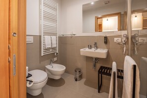 Ducha, secador de pelo, toallas y papel higiénico