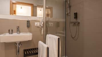 Dusche, Haartrockner, Handtücher, Toilettenpapier