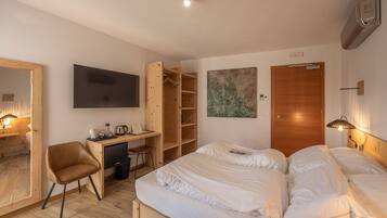 1 bedroom, desk, free WiFi, bed sheets