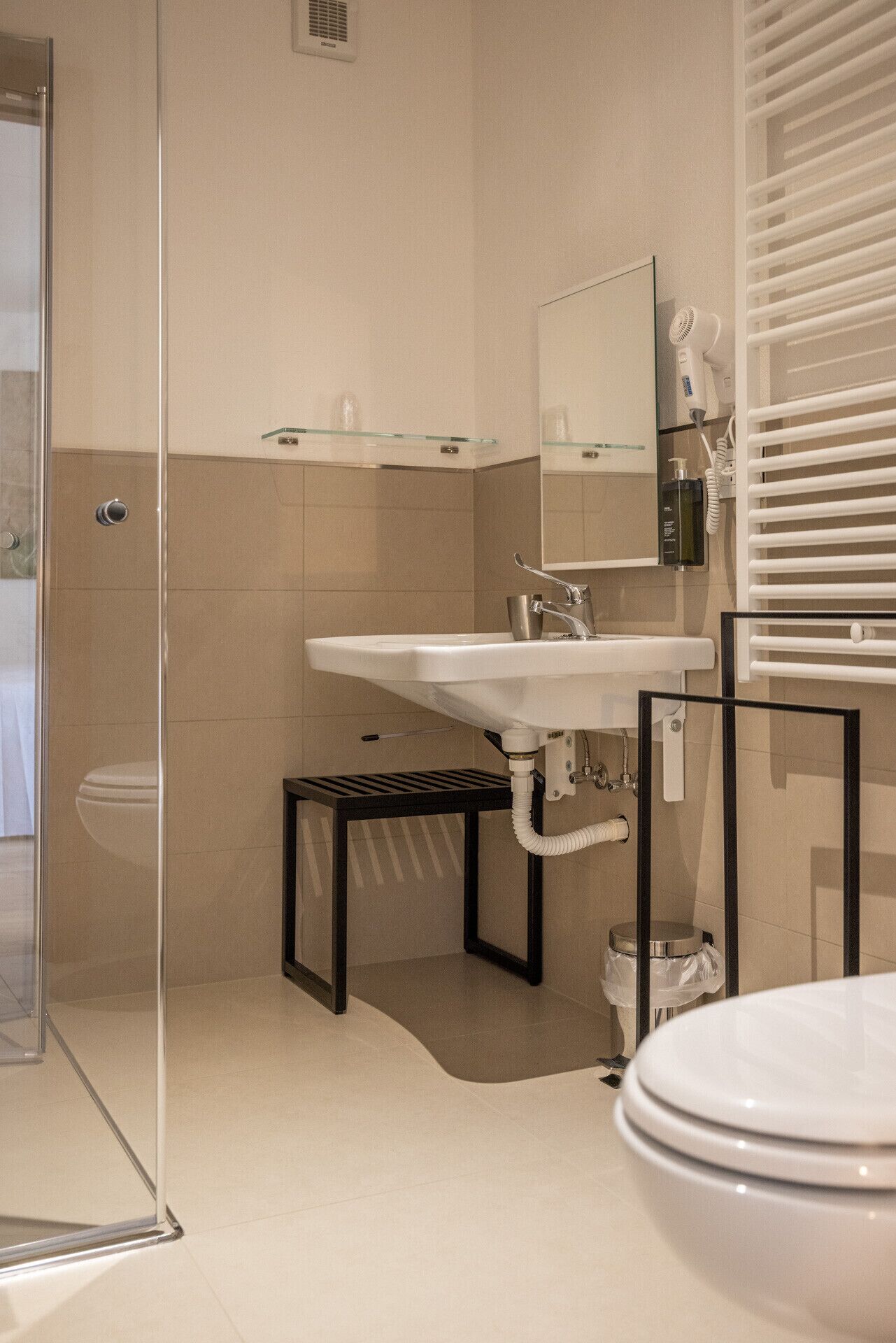 Dusche, Haartrockner, Handtücher