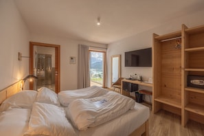 1 bedroom, desk, free WiFi, bed sheets