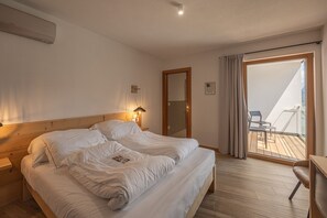 1 bedroom, desk, free WiFi, bed sheets