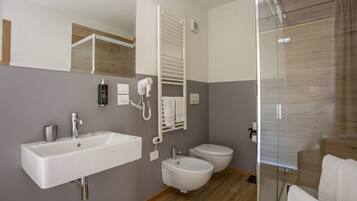 Ein modernes Badezimmer mit Waschbecken, Bidet und Toilette.