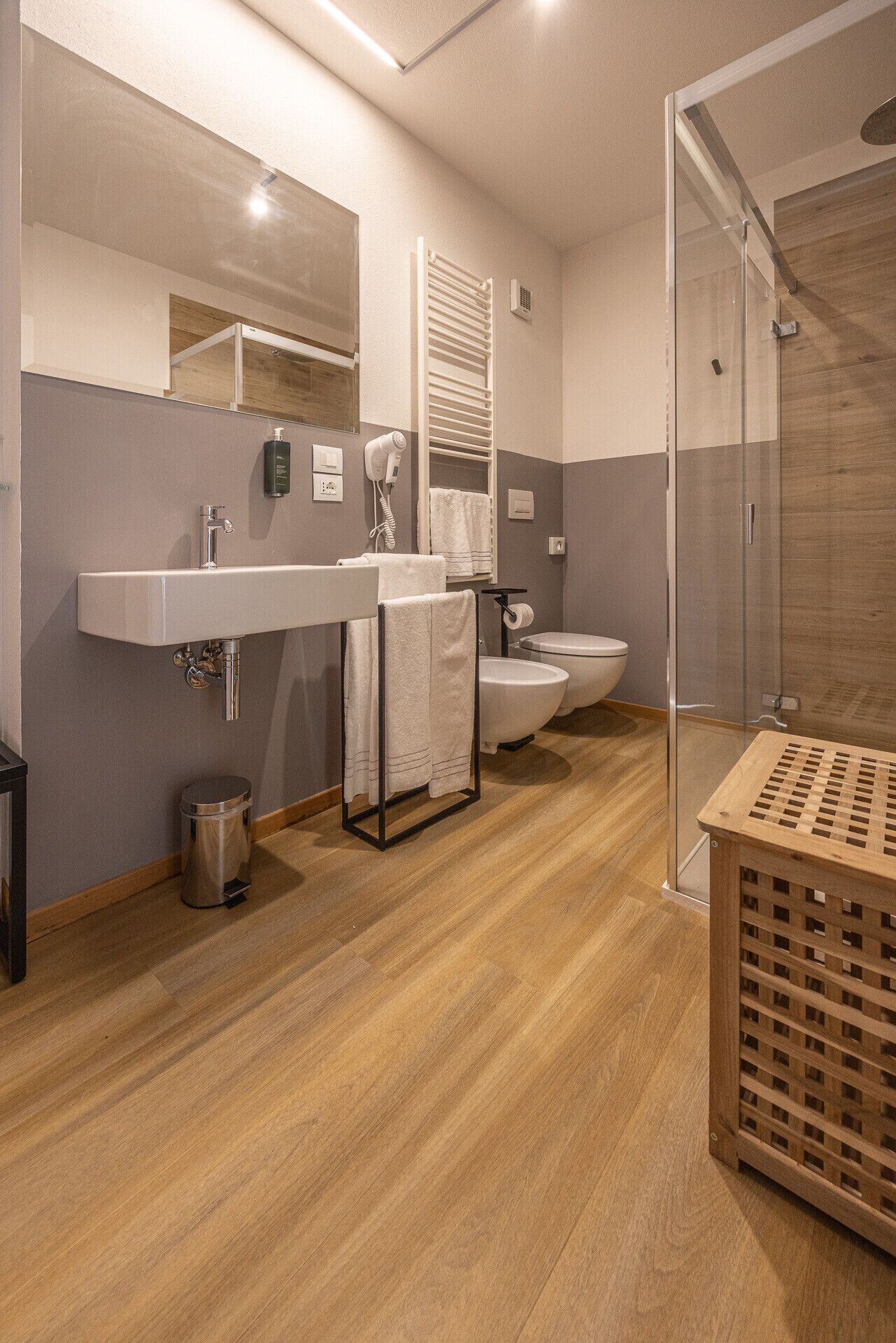Dusche, Haartrockner, Handtücher, Toilettenpapier