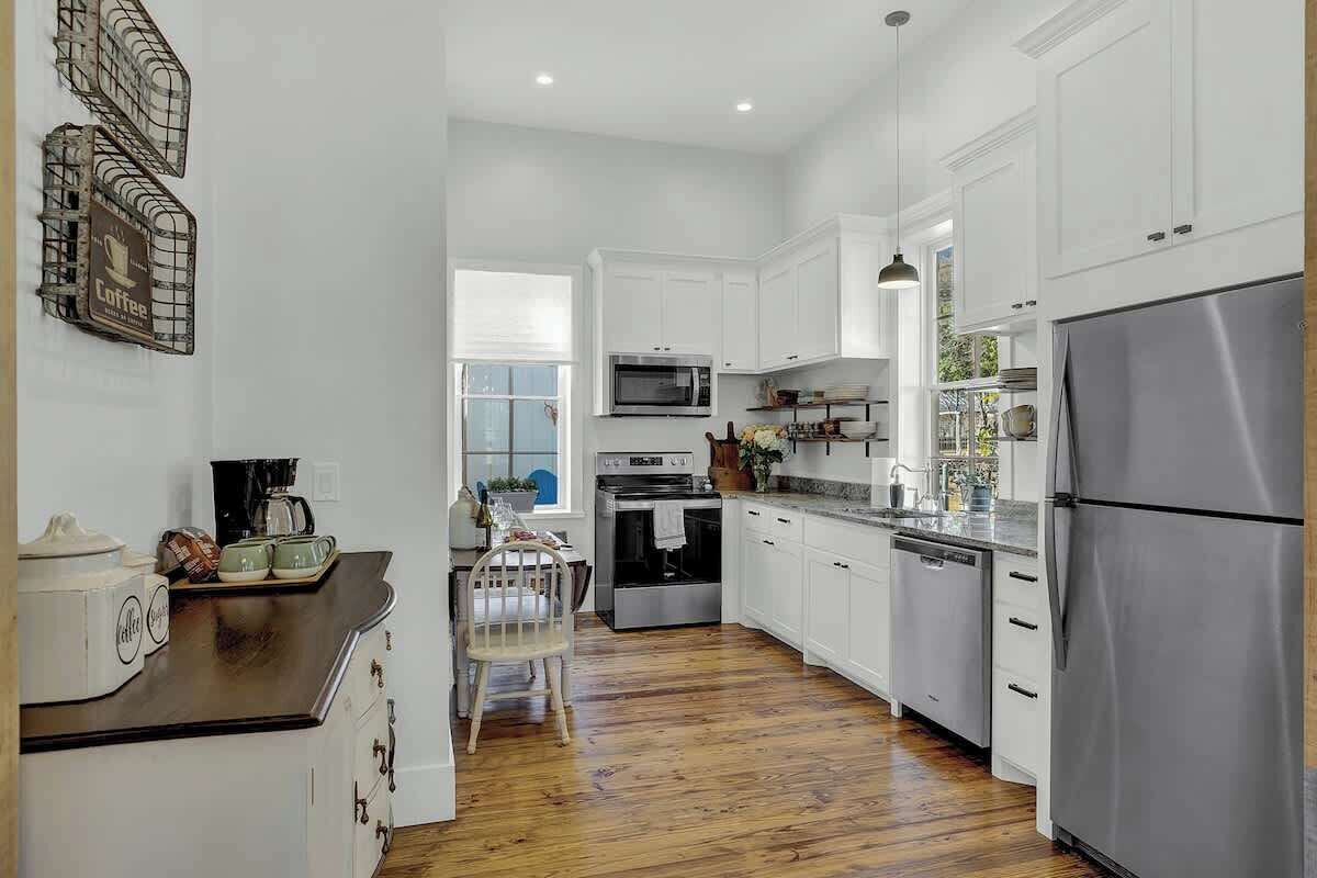 冷蔵庫、電子レンジ、オーブン、コンロ