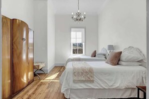 9 habitaciones, tabla de planchar con plancha y wifi gratis