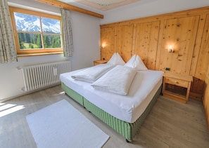 Habitación panorámica, no fumadores, vistas a la montaña | 1 dormitorio, ropa de cama de alta calidad, edredones de plumas