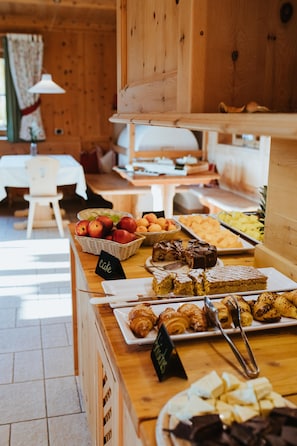TĂ€gliches inbegriffenes FrĂŒhstĂŒcksbuffet