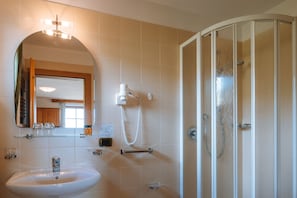 Dusche, kostenlose Toilettenartikel, Haartrockner, Bidet