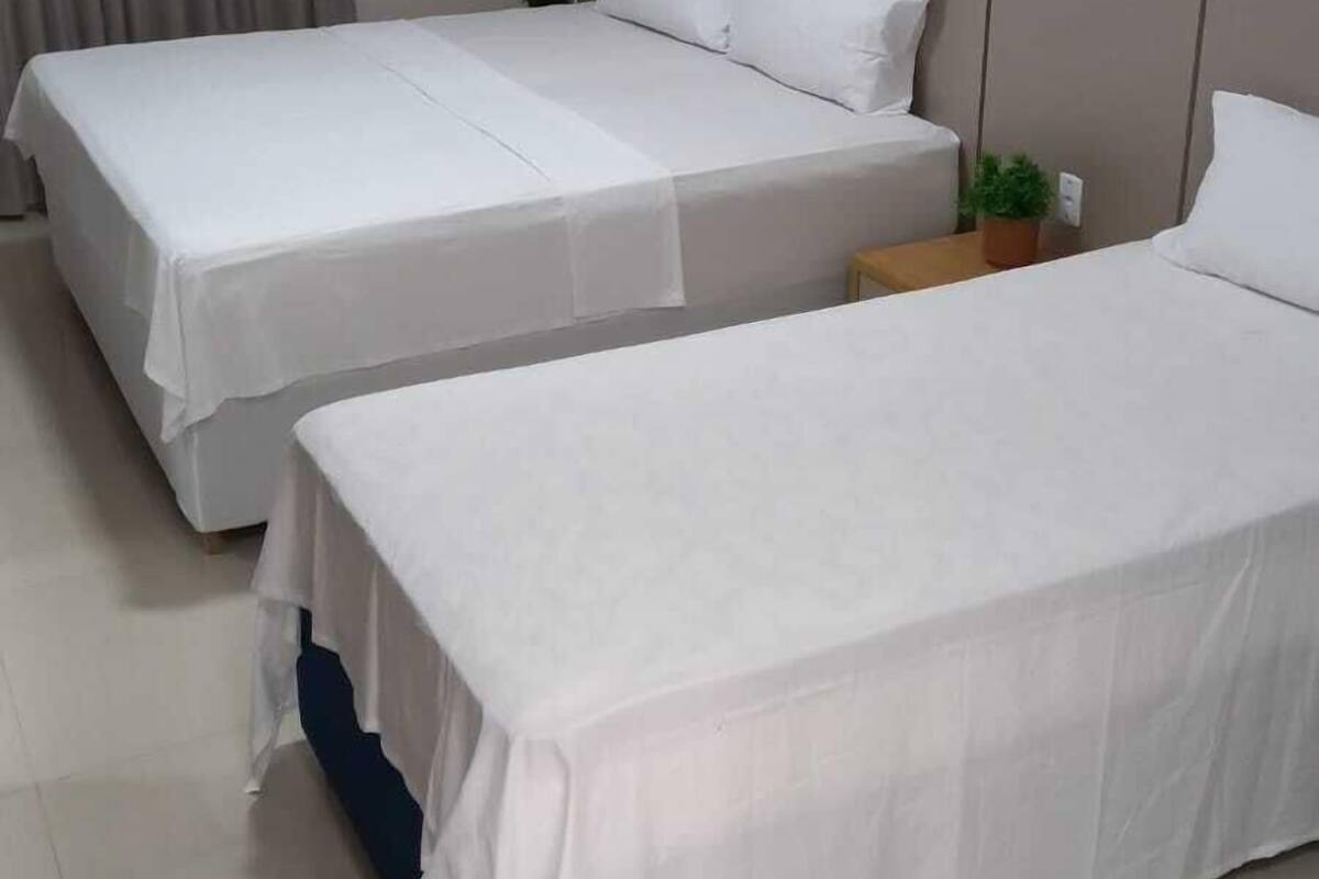 Chambre de base avec lits jumeaux | Couette en duvet, bureau, espace de travail pour ordinateurs portables