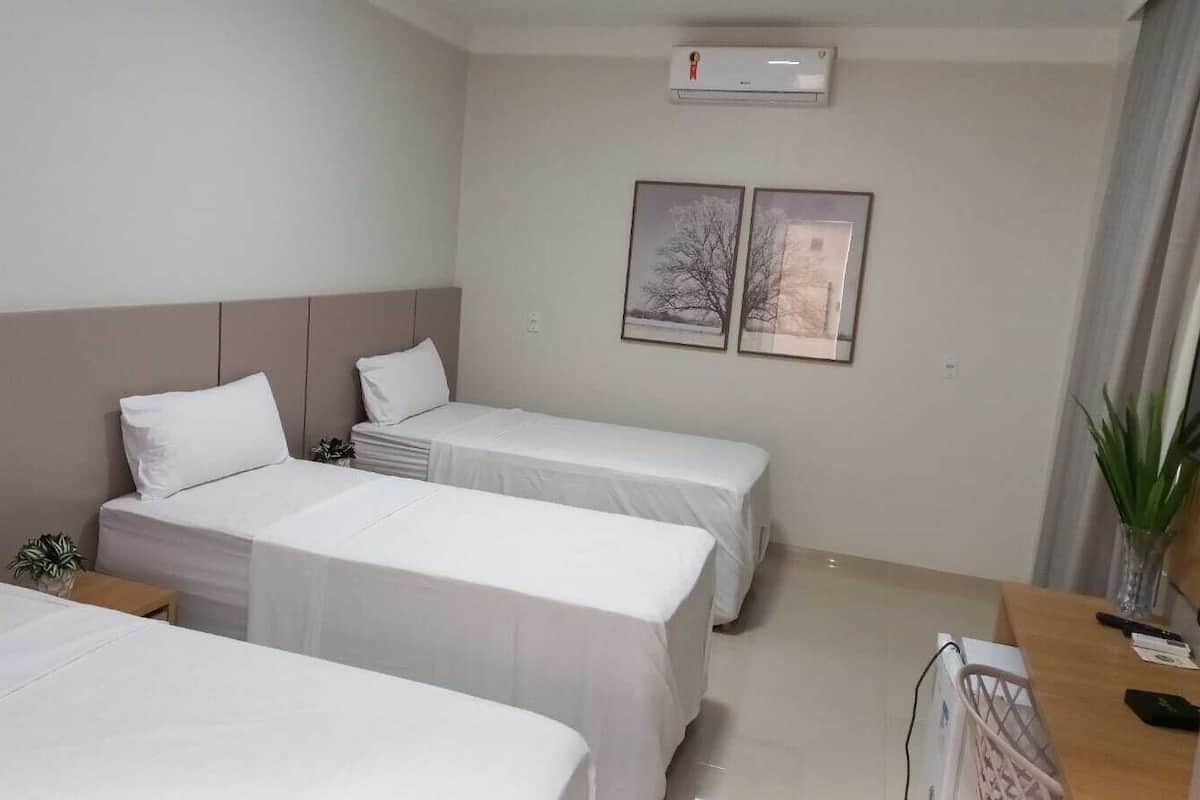 Chambre triple de base | Couette en duvet, bureau, espace de travail pour ordinateurs portables