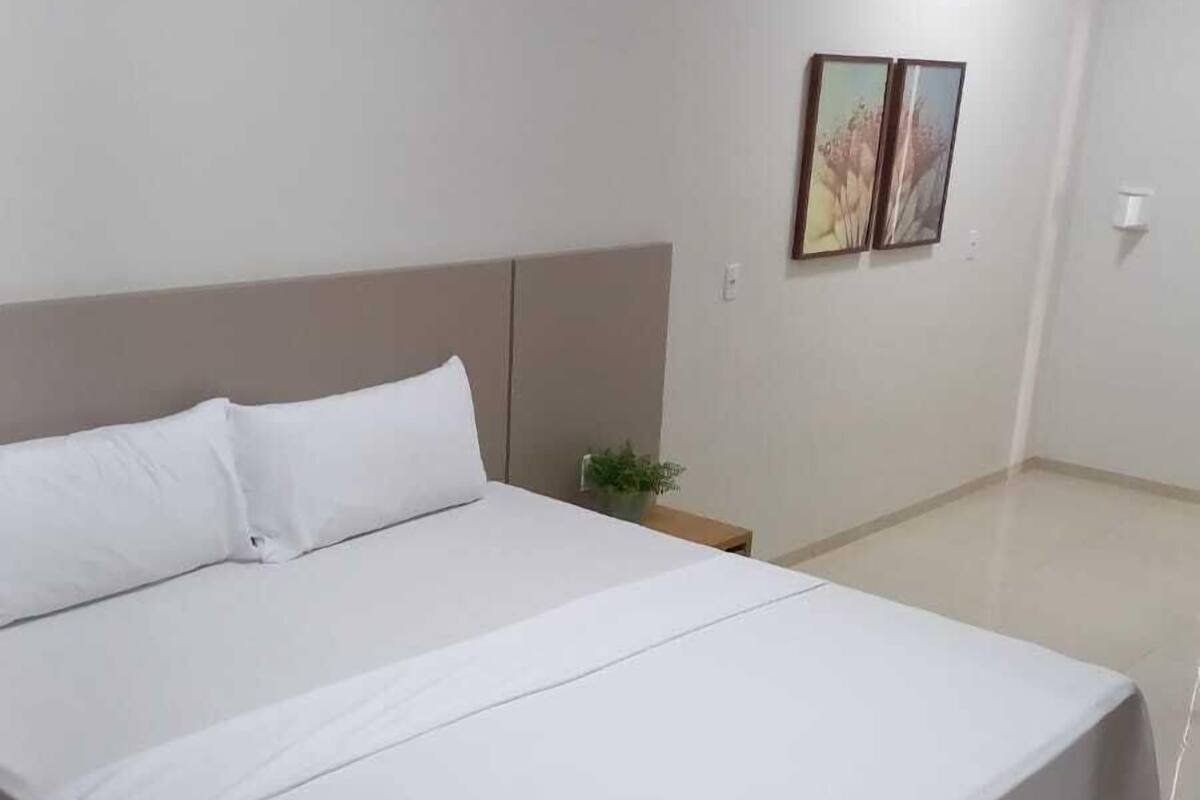Chambre simple de base | Couette en duvet, bureau, espace de travail pour ordinateurs portables