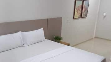 Basic Single Room | 1 bedroom, down duvets, desk, laptop workspace