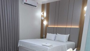 Rom – deluxe | Dundyner, skrivebord, skrivebord for bærbar PC og wi-fi (inkludert)