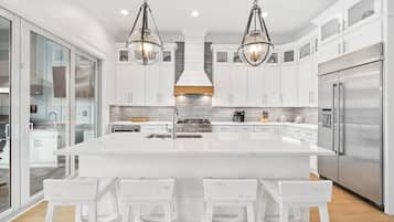 Een koelkast, een magnetron, een oven, een vaatwasser