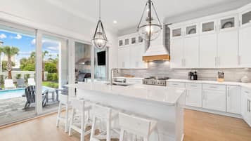 Réfrigérateur, micro-ondes, four, lave-vaisselle